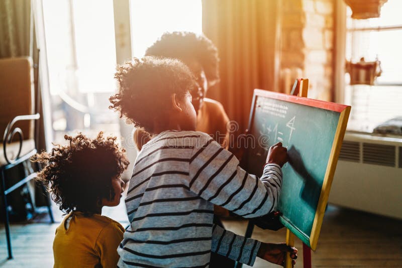 Glückliche Kinder lernen Mathematik mit Mutterlehrer zu Hause. Konzept für das Glück der Familie lizenzfreie stockfotos