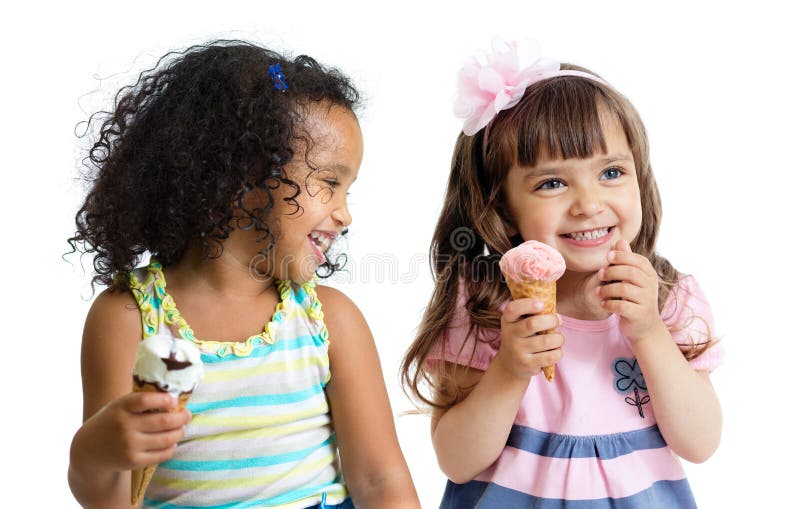 Glückliche Kinder zwei Mädchen, welche die Eiscreme lokalisiert essen stockfotografie Glückliche Kinder zwei Mädchen, welche die Eiscreme lokalisiert essen stockfotografie