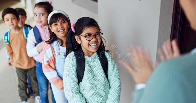 Glückliche Kinderlehrer und Schüler, die für die Teilnahme Interaktion oder Bildung außerhalb des Klassenzimmers. Kleinkinder stockfoto