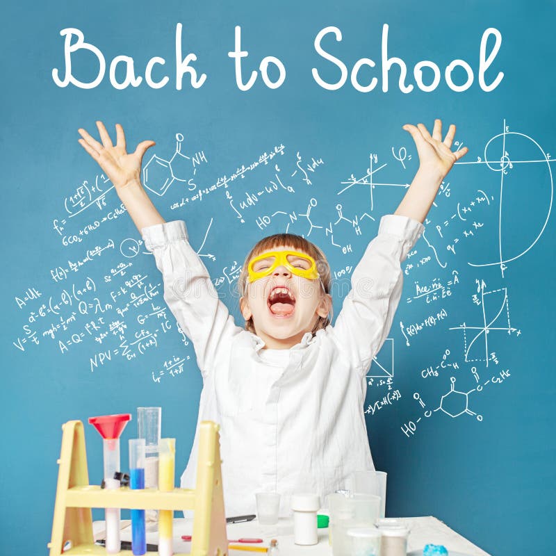 Glückliche Kinderschülerin mit blauen Untergründen. Wissenschaft und zurück zum Konzept der Schule lizenzfreies stockfoto