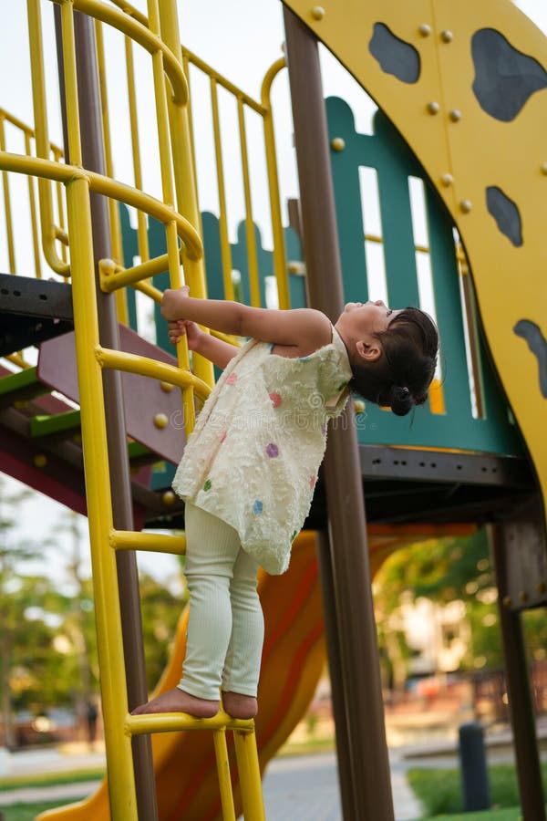 Glückliche Kleinkind, die auf dem Spielplatz im Park spielen und klettern lizenzfreies stockfoto