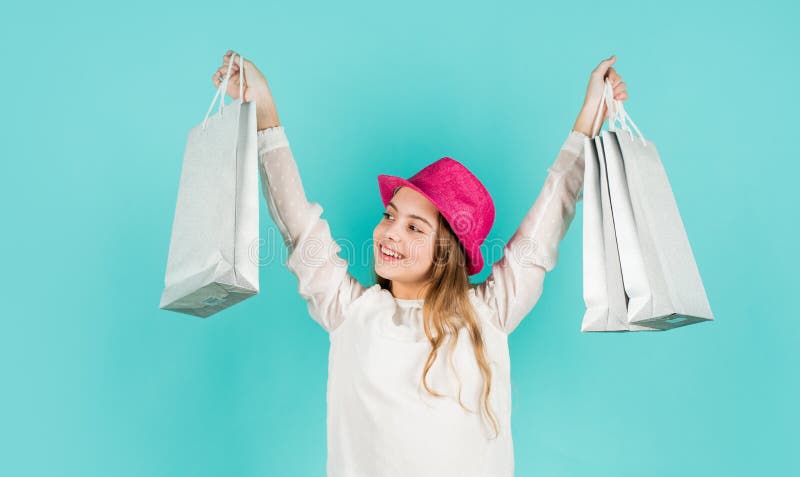 Glückliche Kleinkindgriffeinkaufstaschen Weinlesemodeblick zusätzliche Erfassung des Sommers kleine Kinderlanges Haar Schönheit shopaholic Kinderkäufercare-pakete Blue Hintergrund des Retro- Mädchens.