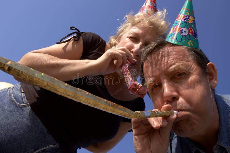Glückliche Krachmacher auf der Party stockbilder Glückliche Krachmacher auf der Party stockbilder