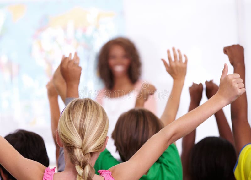 Glückliche Lehrerin und Schüler mit Fragen in der Klassenvorstellung oder Unterricht in der Schule. Erzieherin stockfotografie
