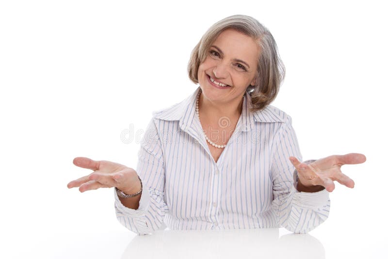Glückliche lokalisierte ältere Geschäftsfrau über dem weißen Darstellen lizenzfreie stockfotografie Glückliche lokalisierte ältere Geschäftsfrau über dem weißen Darstellen lizenzfreie stockfotografie