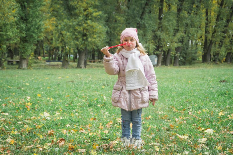 Glückliche Lächeln kleine fünf Jahre alte kaukasischen Mädchen in der warmen Kleidung lizenzfreies stockbild