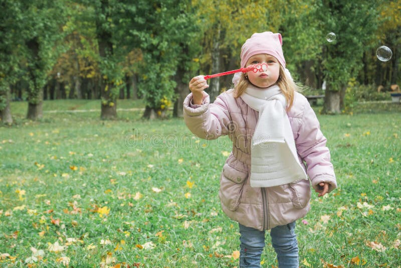 Glückliche Lächeln kleine fünf Jahre alte kaukasischen Mädchen in der warmen Kleidung lizenzfreie stockfotografie