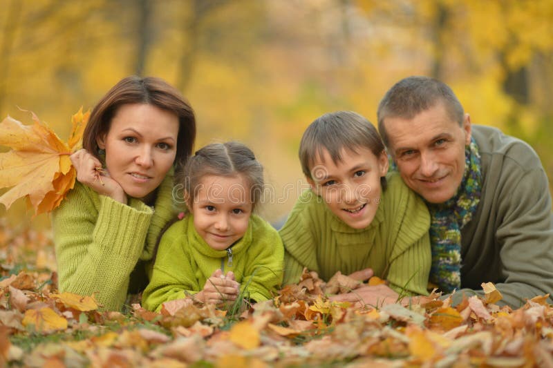 Glückliche lächelnde Familie lizenzfreies stockbild Glückliche lächelnde Familie lizenzfreies stockbild