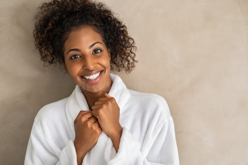 Glückliche lächelnde Frau in Bademantel im luxuriösen Spa lizenzfreies stockfoto Glückliche lächelnde Frau in Bademantel im luxuriösen Spa lizenzfreies stockfoto