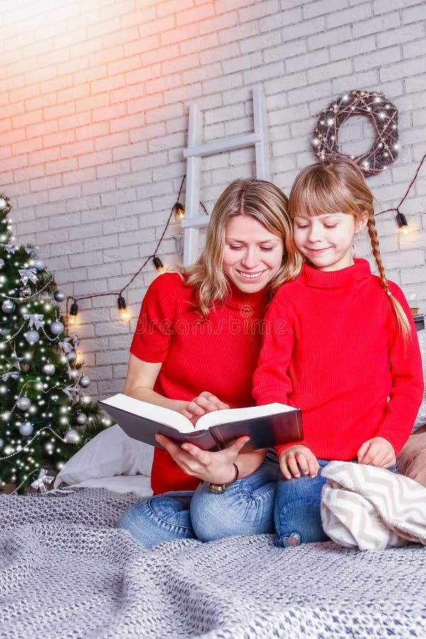 Glückliche Mama und Kinder lesen zu Hause zu Weihnachten Buch stockbilder Glückliche Mama und Kinder lesen zu Hause zu Weihnachten Buch stockbilder
