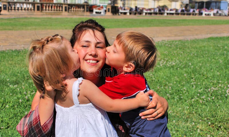 Glückliche Mamma und Kinder stockfoto Glückliche Mamma und Kinder stockfoto