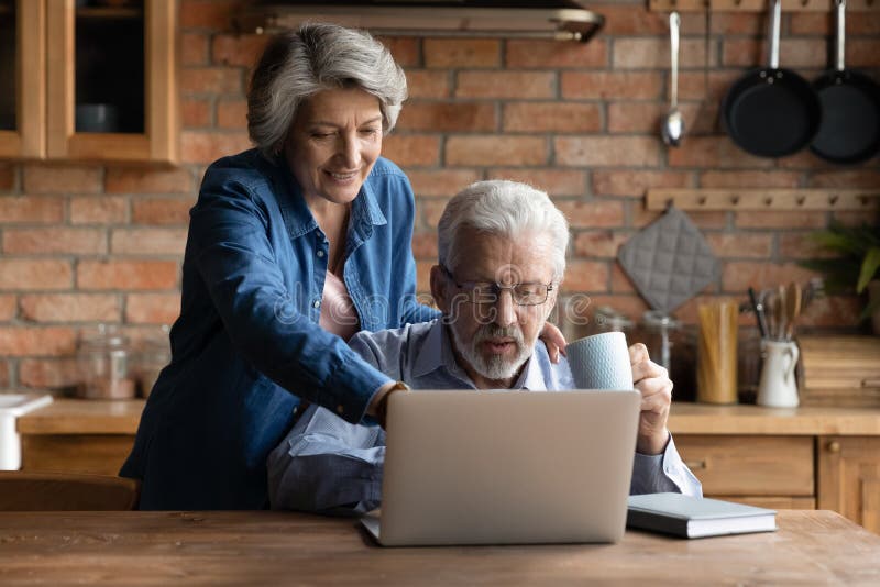 Glückliche Median Altersgruppe Familienpaare mithilfe des Computers.