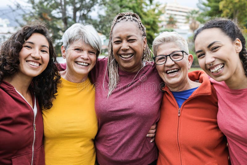 Glückliche Multi Generations-Afrauen, welche die gemischtrassigen Freunde Spaß zusammen lächeln auf Kamera nach Hause des Sporttra stockbild