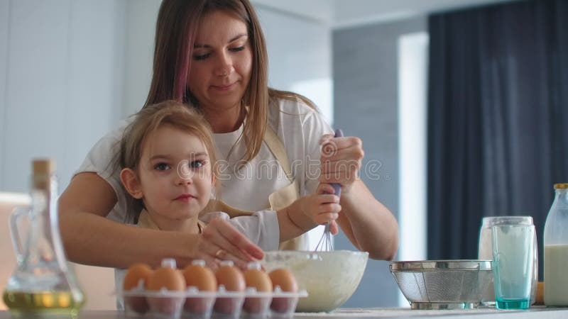 Glückliche Mutter lernt ihre junge Tochter, um Danksagungstorte zu machen.. Kochabendessen für Weihnachten. Familienfeier stock video
