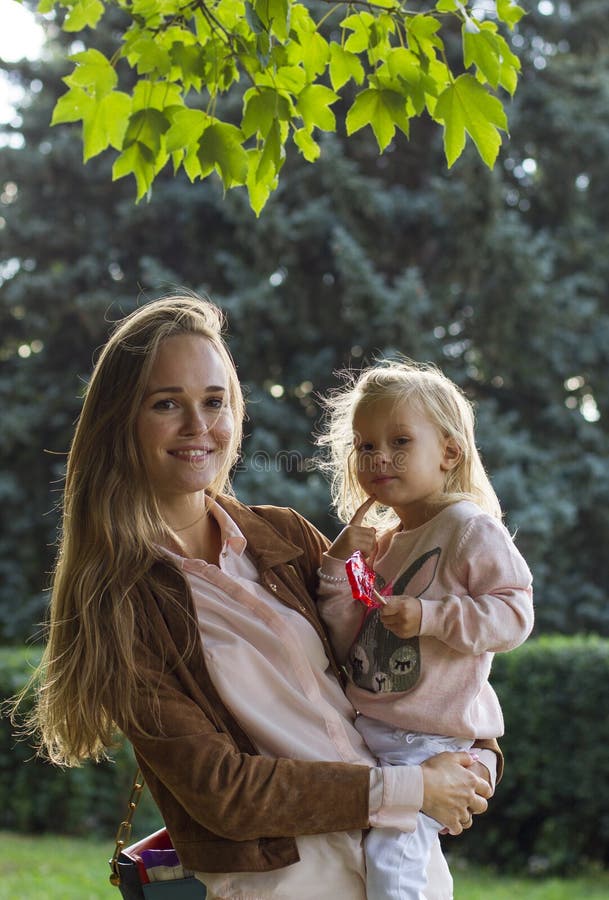 Glückliche Mutter mit Baby im Park stockfotografie Glückliche Mutter mit Baby im Park stockfotografie