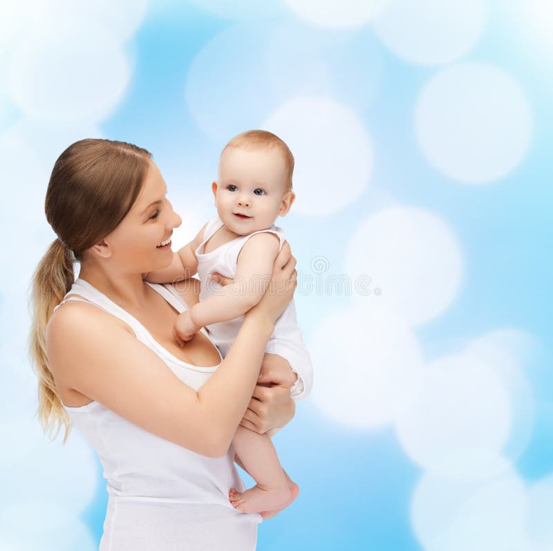 Glückliche Mutter mit entzückendem Baby lizenzfreies stockfoto Glückliche Mutter mit entzückendem Baby lizenzfreies stockfoto