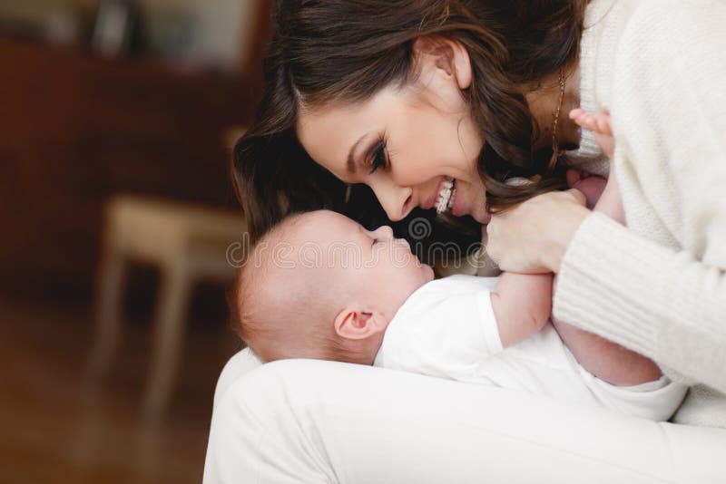 Glückliche Mutter mit neugeborenem Schätzchen lizenzfreies stockbild Glückliche Mutter mit neugeborenem Schätzchen lizenzfreies stockbild