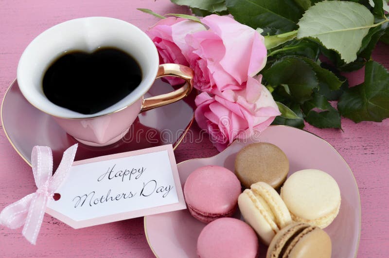 Glückliche Mutter-Tagesrosa-Rosen und Herz-Form-Tee-Schale