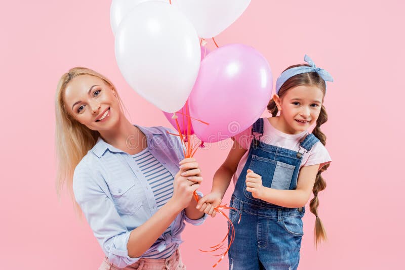 Glückliche Mutter und Tochter mit Ballons stockfotos