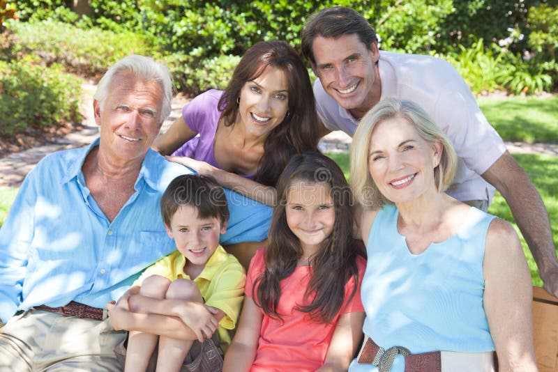 Glückliche Muttergesellschaft-Großeltern-Kind-Familie draußen lizenzfreie stockfotos