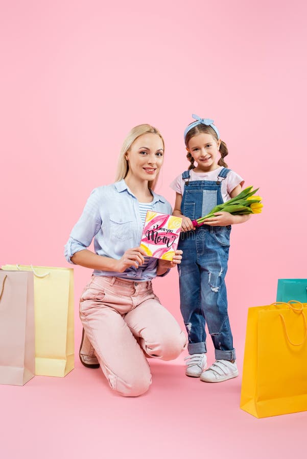 Glückliche Mutterholding-Grußkarte Nähe stockfotografie