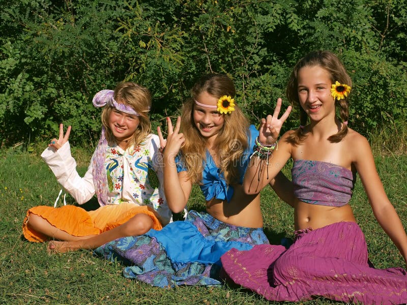 Glückliche Mädchen in einer Wiese 1 lizenzfreies stockfoto