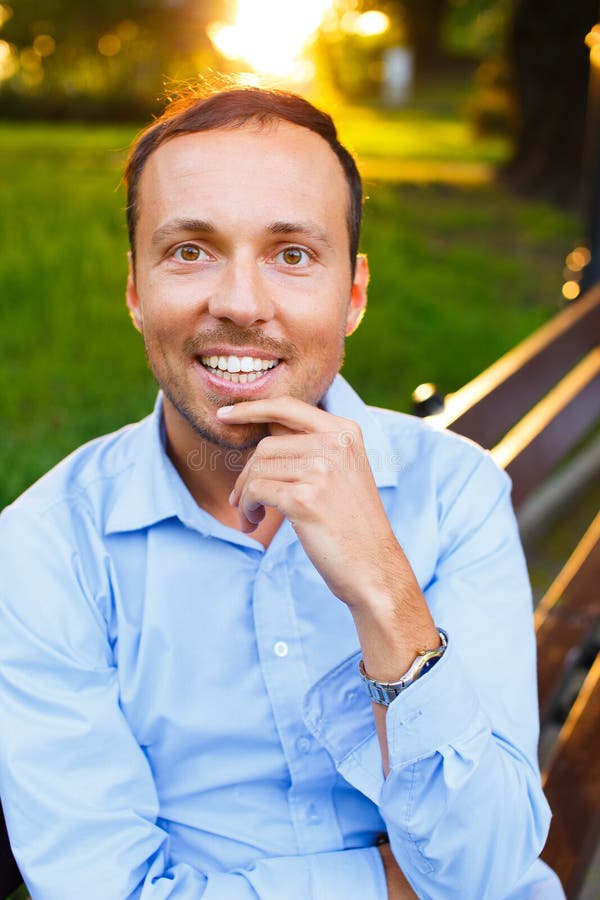 Glückliche Männer draußen lizenzfreies stockfoto Glückliche Männer draußen lizenzfreies stockfoto
