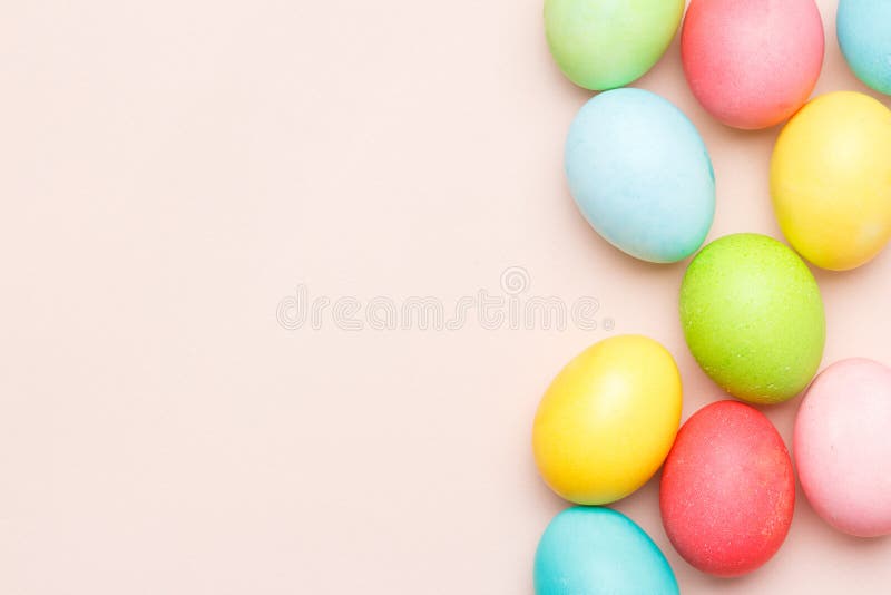 Glückliche Ostern-Karte mit Ostereiern in den Sahnefarben. Minimum Ostern-Konzept mit Kopienraum für Netzfahne. Kopienraum für Text. Draufsicht flatlay