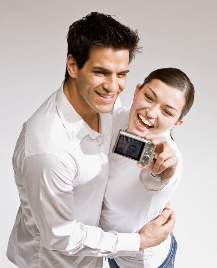 Glückliche Paare, die Selbstportrait nehmen lizenzfreies stockbild Glückliche Paare, die Selbstportrait nehmen lizenzfreies stockbild
