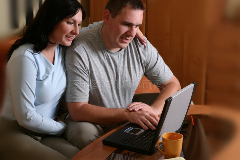 Glückliche Paare mit Laptop 2 stockfoto Glückliche Paare mit Laptop 2 stockfoto