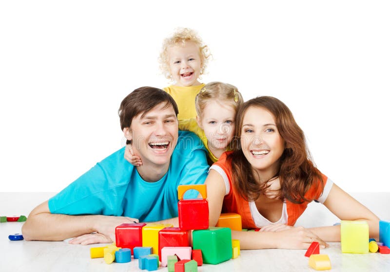 Glückliche Personen der Familie vier. Lächelnde Elternkinder, die Spielwaren blo spielen stockbilder Glückliche Personen der Familie vier. Lächelnde Elternkinder, die Spielwaren blo spielen stockbilder