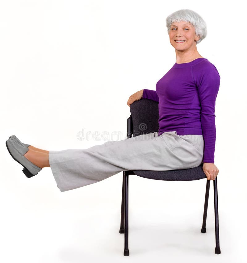 Glückliche reizend schöne ältere Frau, die zu Hause Übungen auf einem Stuhl macht. Trainingsgymnastik für Gesundheit. auf einem we