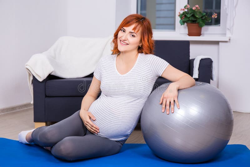 Glückliche schwangere Frau, die Übungen mit fitball tut stockfoto Glückliche schwangere Frau, die Übungen mit fitball tut stockfoto