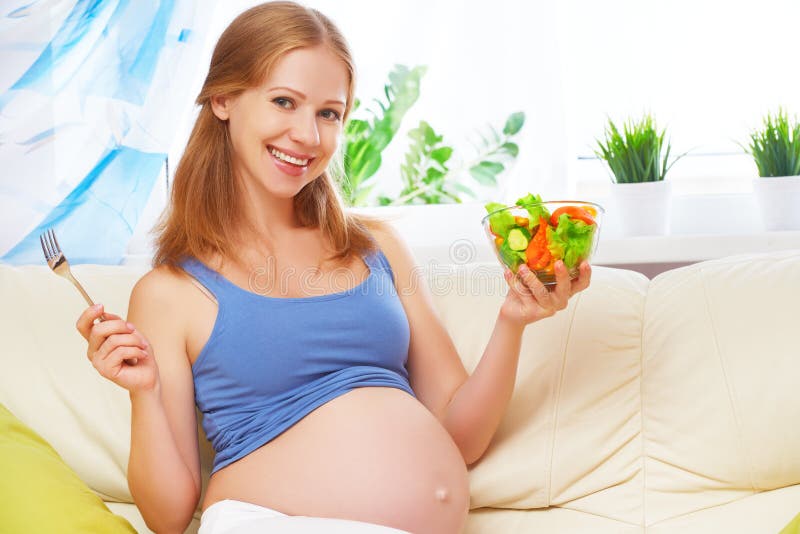 Glückliche schwangere Frau isst gesunden Lebensmittelgemüsesalat stockbilder Glückliche schwangere Frau isst gesunden Lebensmittelgemüsesalat stockbilder