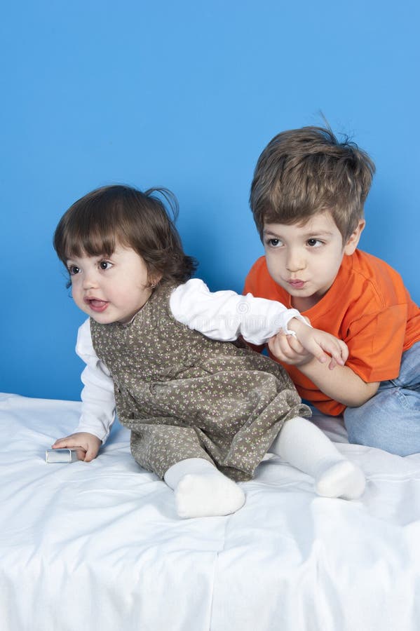 Glückliche Schwester und Bruder stockbild Glückliche Schwester und Bruder stockbild