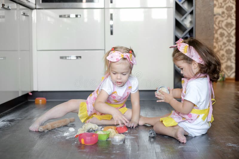 Glückliche Schwesterkindermädchen backen Plätzchen, kneten Teig, spielen mit Mehl und Lachen in der Küche stockfotos Glückliche Schwesterkindermädchen backen Plätzchen, kneten Teig, spielen mit Mehl und Lachen in der Küche stockfotos