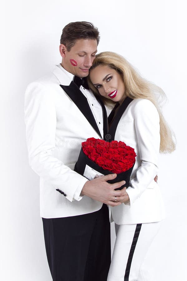 Glückliche schöne Paare, die auf weißem Hintergrund aufwerfen und Blumenkasten mit rotem Herzen halten Valentinsgruß ` s Tag, hei stockfotos Glückliche schöne Paare, die auf weißem Hintergrund aufwerfen und Blumenkasten mit rotem Herzen halten Valentinsgruß ` s Tag, hei stockfotos