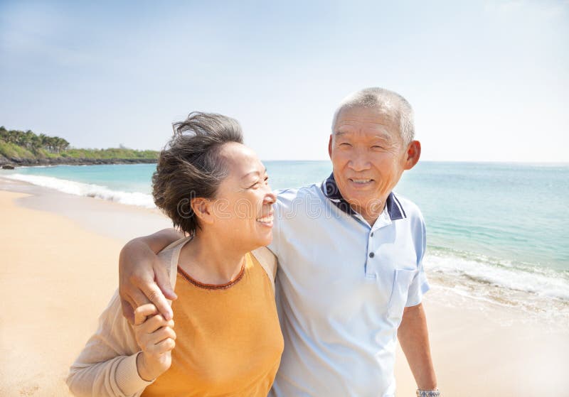Glückliche Senioren, die auf den Strand gehen stockfotos Glückliche Senioren, die auf den Strand gehen stockfotos