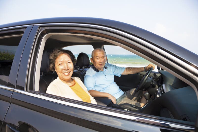 Glückliche Senioren, die Autoreise genießen lizenzfreie stockfotografie Glückliche Senioren, die Autoreise genießen lizenzfreie stockfotografie