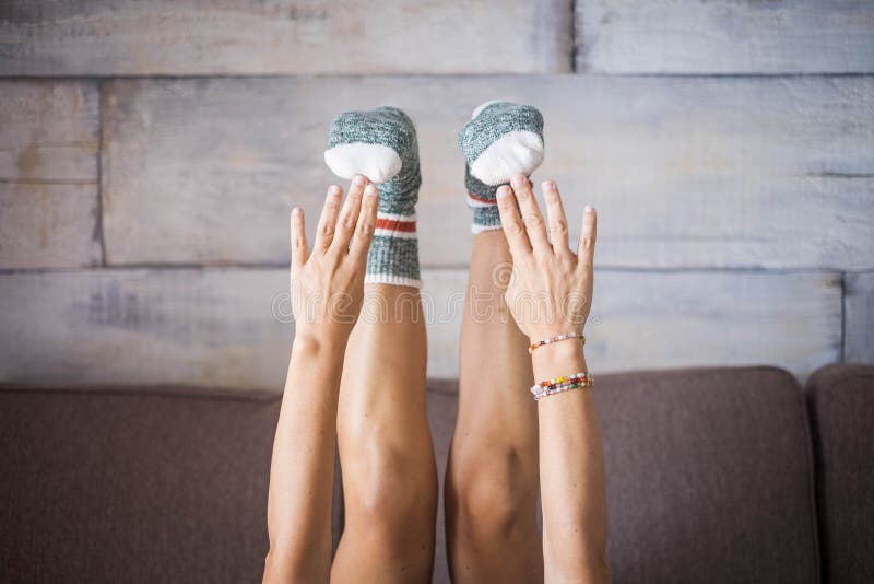 Glückliche Socken des netten schönen Beinmädchens, das Übung wie Yoga tut oder zu Hause auf das Sofa ausdehnt Berühren ihrer Füße stockfotos Glückliche Socken des netten schönen Beinmädchens, das Übung wie Yoga tut oder zu Hause auf das Sofa ausdehnt Berühren ihrer Füße stockfotos