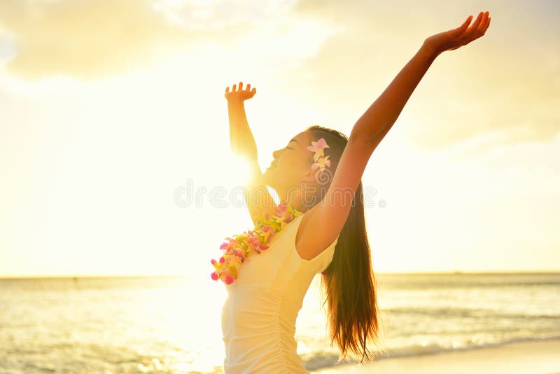 Glückliche sorglose Frau geben im Hawaii-Strandsonnenuntergang frei