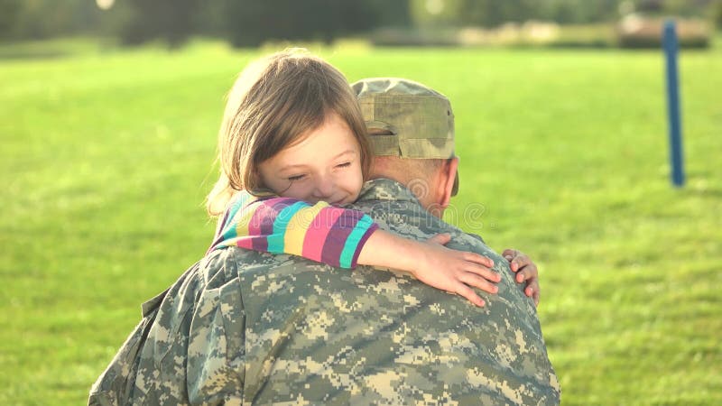 Glückliche Tochter, die ihren Vatersoldaten umarmt