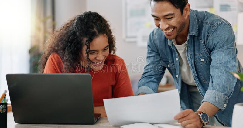 Glückliche und geschäftliche Dokumente mit Laptop-Partnern und Partnerschaftsdiskussion oder kleine Agentur. Gesprächsvertrag lizenzfreie stockfotos
