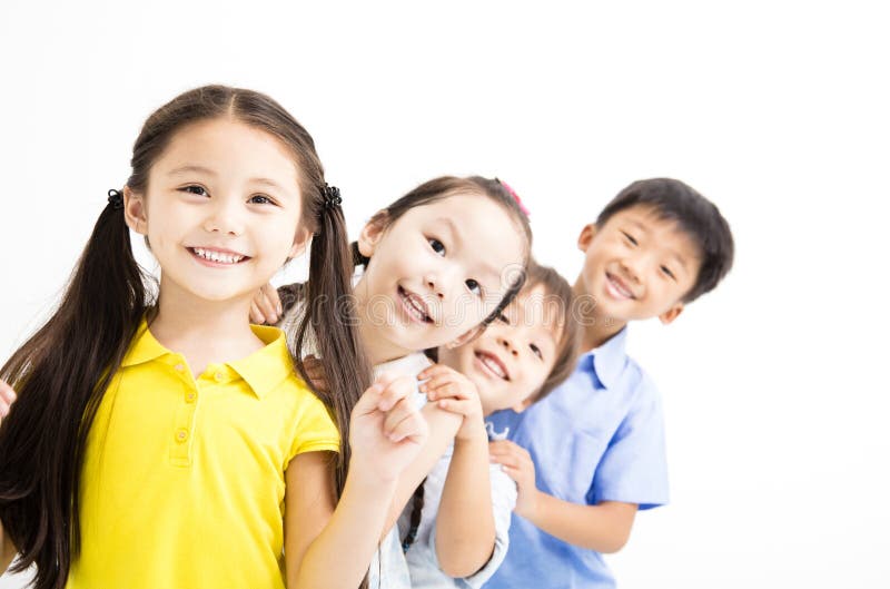 Glückliche und lachende kleine Kindergruppe stockfotografie