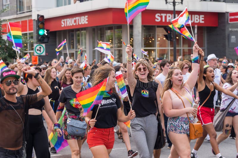 Glückliche und lächelnde Leute, die an homosexuellem Stolz Montreals teilnehmen lizenzfreie stockbilder Glückliche und lächelnde Leute, die an homosexuellem Stolz Montreals teilnehmen lizenzfreie stockbilder
