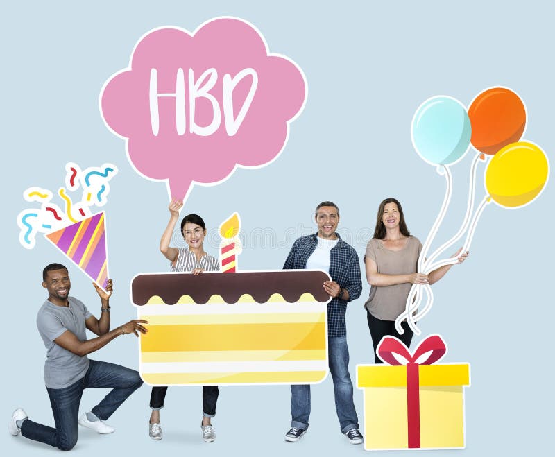 Glückliche verschiedene Leute, die Geburtstagskuchen halten lizenzfreies stockbild Glückliche verschiedene Leute, die Geburtstagskuchen halten lizenzfreies stockbild