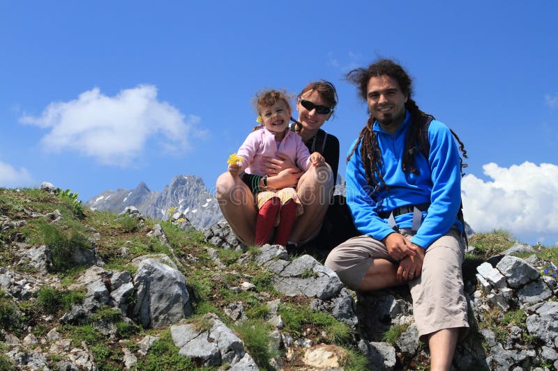 Glückliche wandernde Familie auf die Gebirgsoberseite lizenzfreie stockfotos Glückliche wandernde Familie auf die Gebirgsoberseite lizenzfreie stockfotos