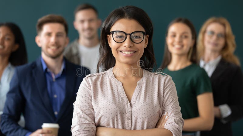 Glückliche weibliche Geschäftsführerin vor dem Team lizenzfreies stockfoto