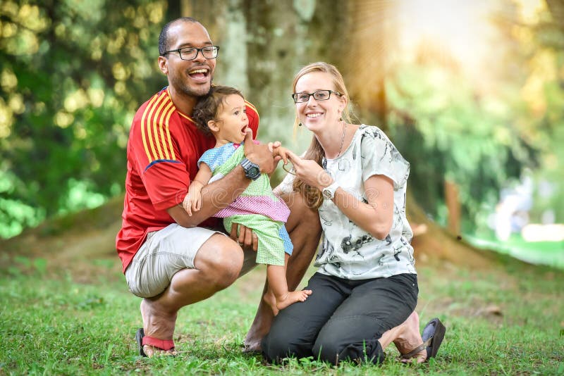 Glückliche zwischen verschiedenen Rassen Familie genießt einen Tag im Park stockbilder Glückliche zwischen verschiedenen Rassen Familie genießt einen Tag im Park stockbilder