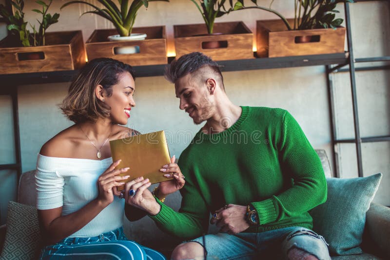 Glückliche zwischen verschiedenen Rassen Paare, die in der Caféstange sitzen stockfotografie Glückliche zwischen verschiedenen Rassen Paare, die in der Caféstange sitzen stockfotografie